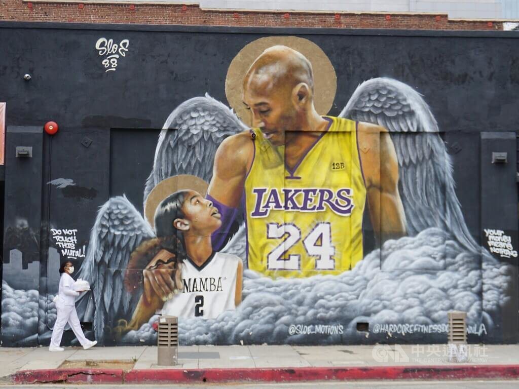 美國籃球明星布萊恩（Kobe Bryant）3年前直升機失事過世，洛杉磯各地出現紀念他的大型噴漆塗鴉。其中一處最近傳出恐遭屋主清除，引發數千人連署請願。(中央社)