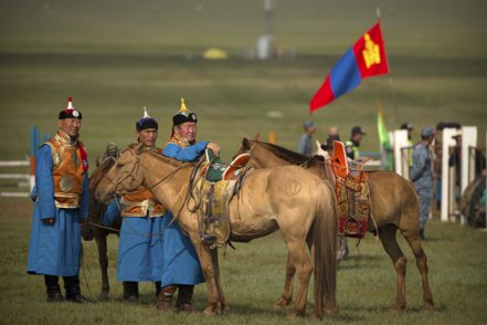 在疫情高峰期間，蒙古關鍵的經濟命脈中國大陸啟動防疫封控和邊境管制，導致蒙古經濟活動很長一段時間停滯不前。美聯社