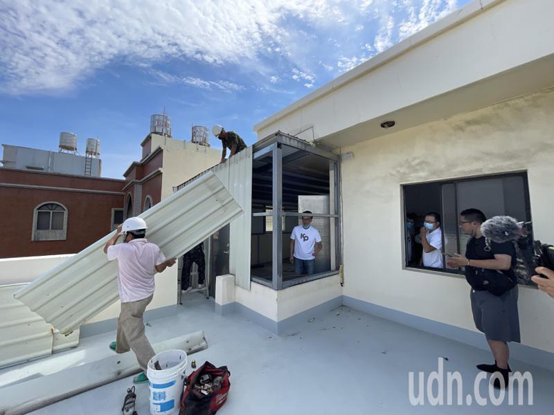 民眾黨主席柯文哲新竹市老家今天自拆頂樓違建。記者張裕珍／攝影