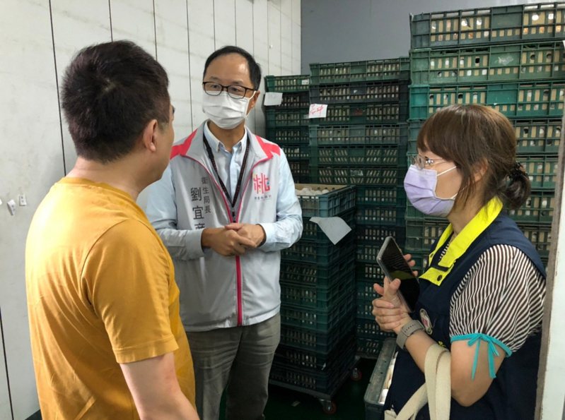 衛生局長劉宜亷（中）與稽查員一起追查工廠雞蛋來源和製程。圖／桃園市衛生局提供