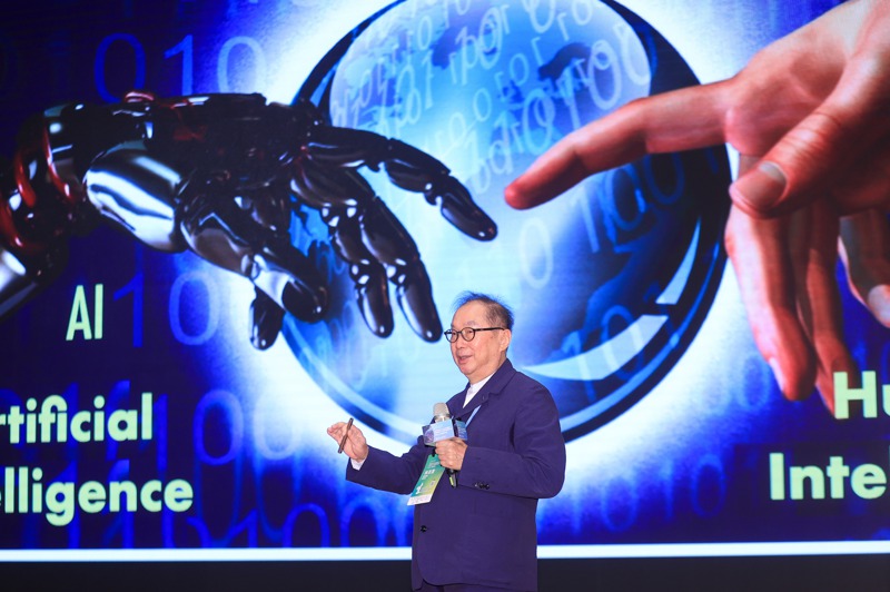 廣達董事長林百里在專題演講時強調「AI力即是國力」，他笑稱，AI就像是科技革命，自己要像國父一樣有革命精神來經營。記者余承翰／攝影
