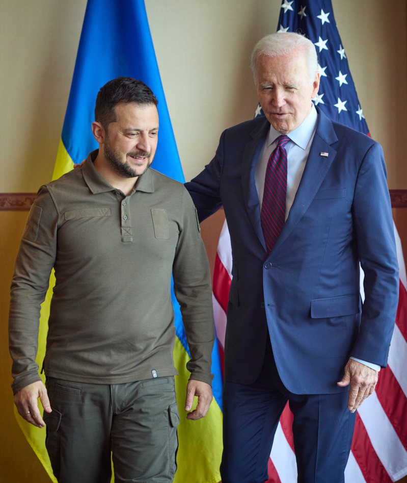 白宮十五日證實，烏克蘭總統澤倫斯基（左）將訪美，預定會晤美國總統拜登。圖為兩人五月在廣島七大工業國集團高峰會場邊寒暄。（歐新社）