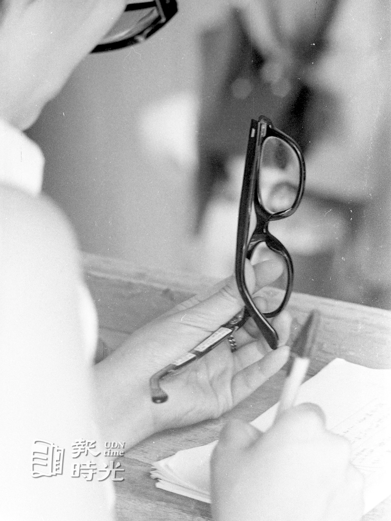 台北區公立高級中學六十學年度聯合招生考試，十一日在成功中學考區撿到一副兩邊鏡架內側都貼滿了「小抄」的輕度近視眼鏡。  圖／聯合報系資料照(1971/07/12 高鍵助攝影)