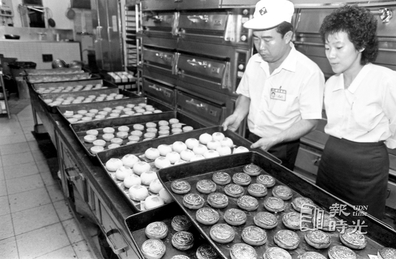 月餅製作過程。圖為示意，非事發店家。聯合報系資料照(1987/09/22 本報記者攝影）