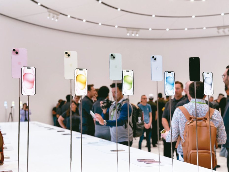 全台最大Apple優質經銷商德誼數位Data Express在今年正式獲Apple官方授權，成為iPhone新機線上預購的經銷商，自9月15日晚間8點起，消費者即可於德誼數位網路門市預購iPhone 15系列新機，並於9月22日開賣當天陸續出貨。記者黃筱晴／攝影