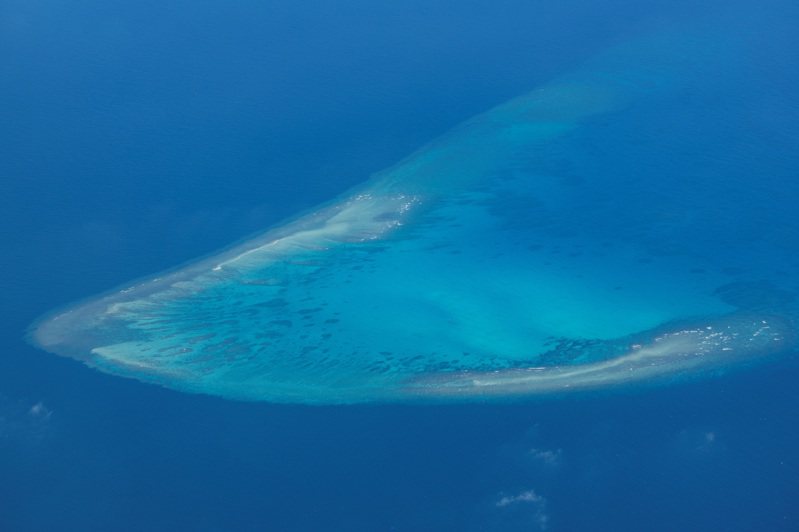菲律賓軍方16日表示，發現南海鱟藤礁周邊珊瑚受損，懷疑遭到中國開採破壞。圖為鱟藤礁。路透資料照