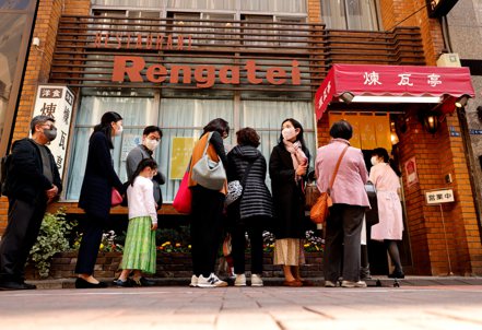 日本的服務業正面臨「縮水式通膨」，餐廳大排長龍的景象可能會愈來愈常見。   路透
