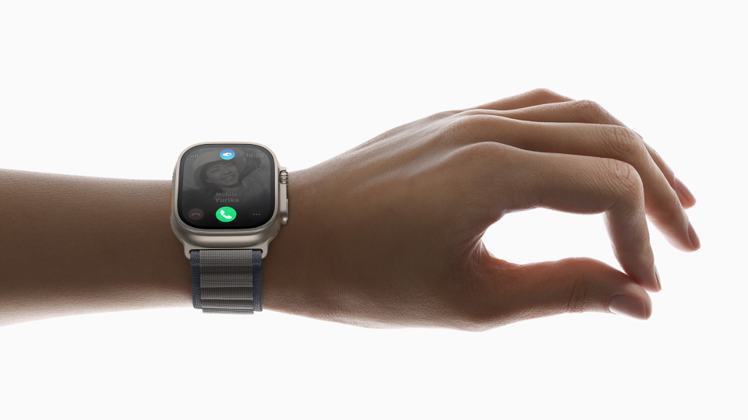 使用者只要用戴著手表的那隻手的食指與拇指互點兩下，就能操作新款Apple Watch上許多最常使用的動作。圖／蘋果提供