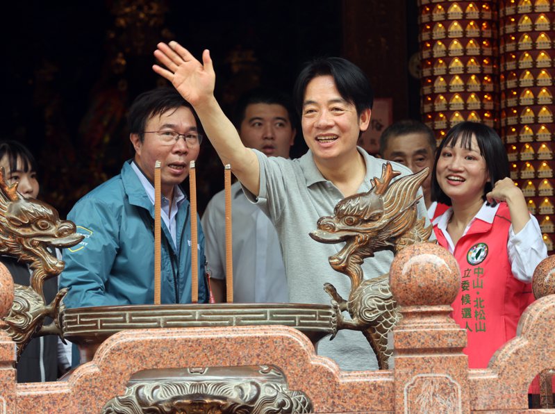 民進黨總統參選人賴清德今天到台北市文昌宮參拜，向支持者揮手致意。記者邱德祥／攝影