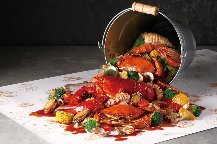 「嗆秋」海鮮桶吃得到波士頓龍蝦、紅蟳、大蝦、九孔鮑、扇貝、中卷等豪華海鮮。圖／新...