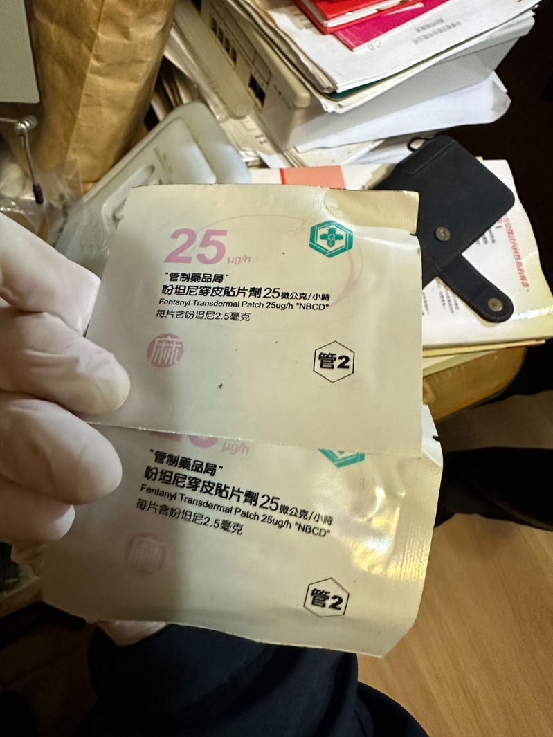 警方在楊男屋內查扣管制藥品2包。記者翁至成／翻攝