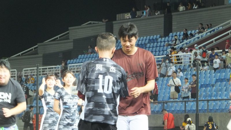 黃子鵬（右）奪下本季第9勝，賽後開心送簽名球給現場球迷。記者藍宗標／攝影