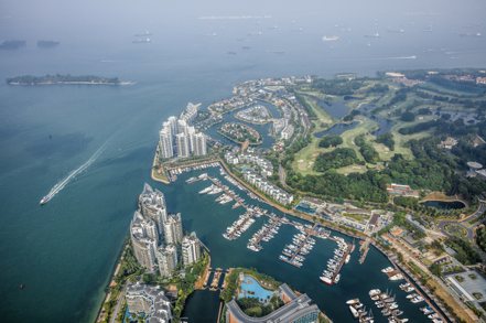 Luxury property developments and yachts berthed on Sentosa Island in Singapore. Photographer: Darren Soh／Bloomberg
彭博資訊