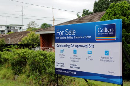 AUSTRALIA-PROPERTY/POLL
FILE PHOTO: A OFor SaleO sign is displayed in front of a row of houses in the suburb of Carlingford, Sydney
FILE PHOTO: A For Sale sign is displayed in front of a row of houses in the suburb of Carlingford, Sydney, Australia Feb...【作者：路透通訊社，日期：2019-11-22，數位典藏序號：20191122034546000】