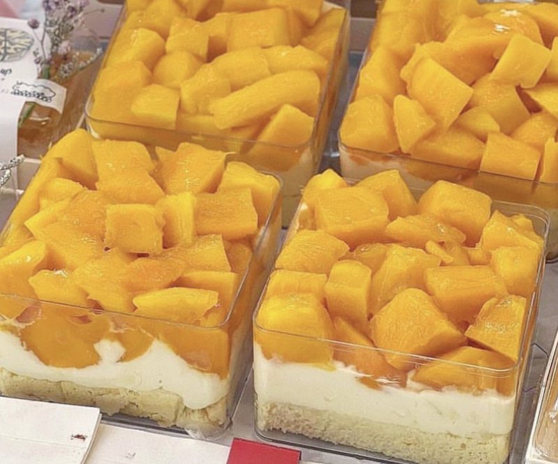 台南市的甜點店疑不滿顧客購買芒果的產品後留1顆星負評，以該客人家人名字貼文做促銷「這周是XX周，提拉米蘇特價」。圖／翻攝自甜點店IG