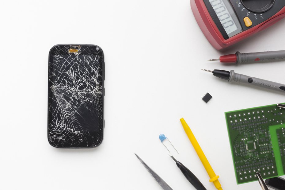 iPhone 15手機螢幕損壞的維修價格正式出爐。圖／ingimage