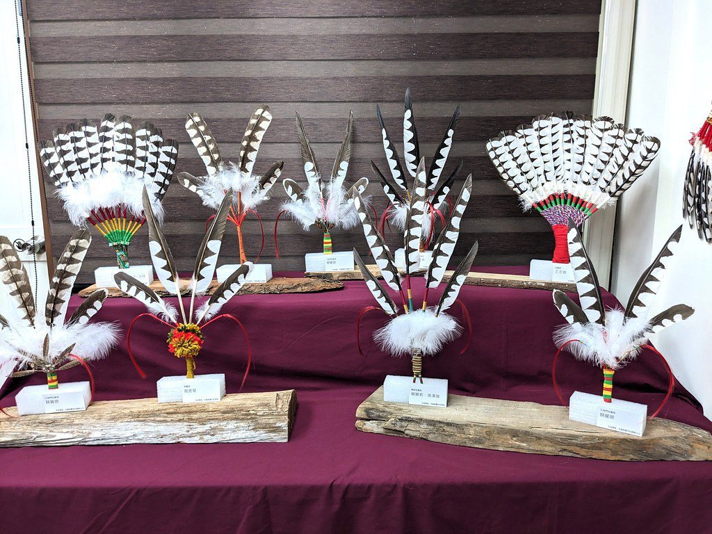 特展展出五年來部落製作的33件仿真熊鷹羽飾、羽扇和熊鷹萊冠等作品。 攝影：李育琴