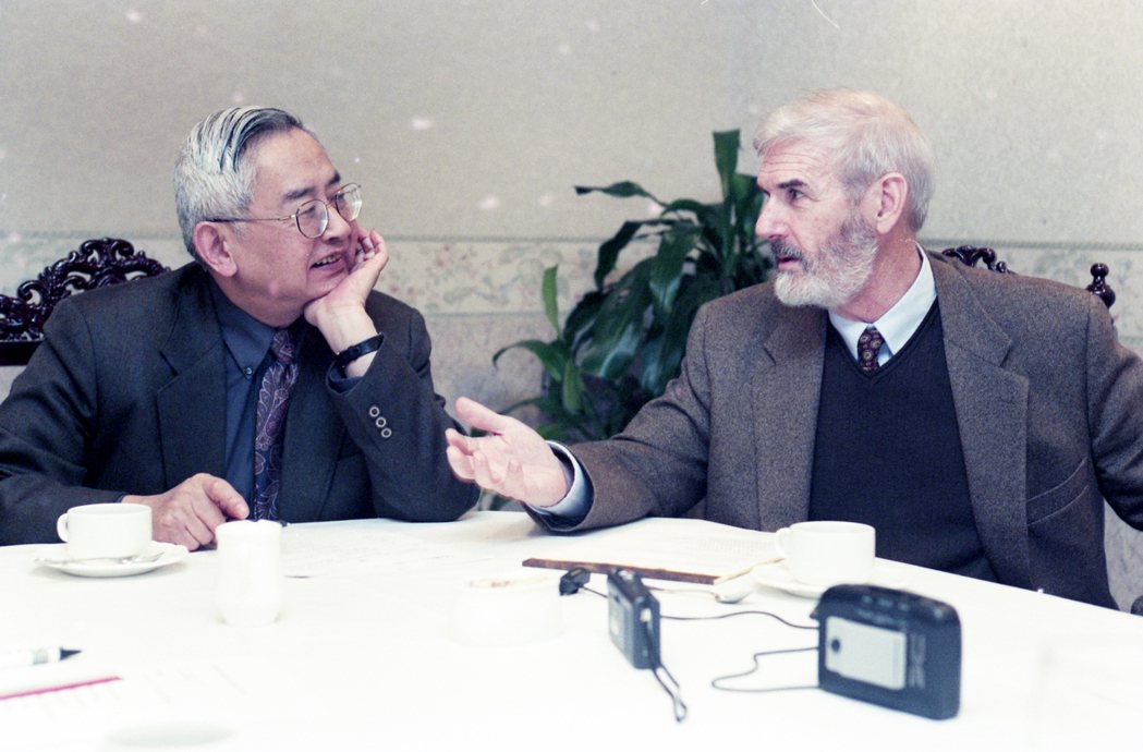 史景遷（右）於1999年受《聯合報》邀請訪台，與余英時（左）對談。 圖／報系資料...