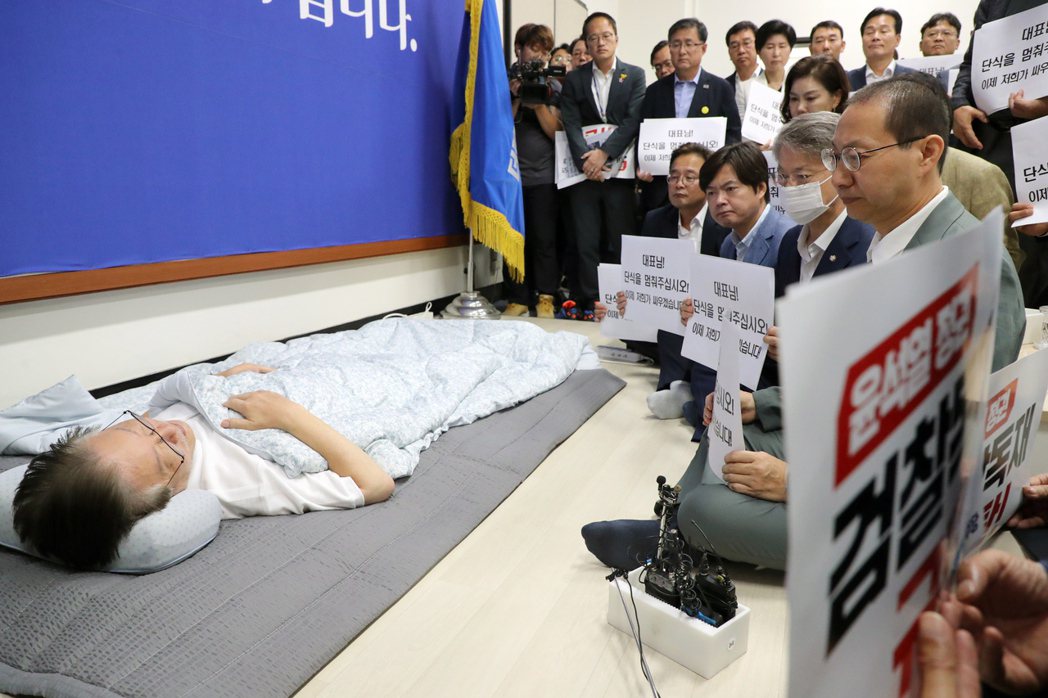 南韓最大反對黨共同民主黨黨李在明（左）至9月18日絕食第19天，因健康狀況惡化而...