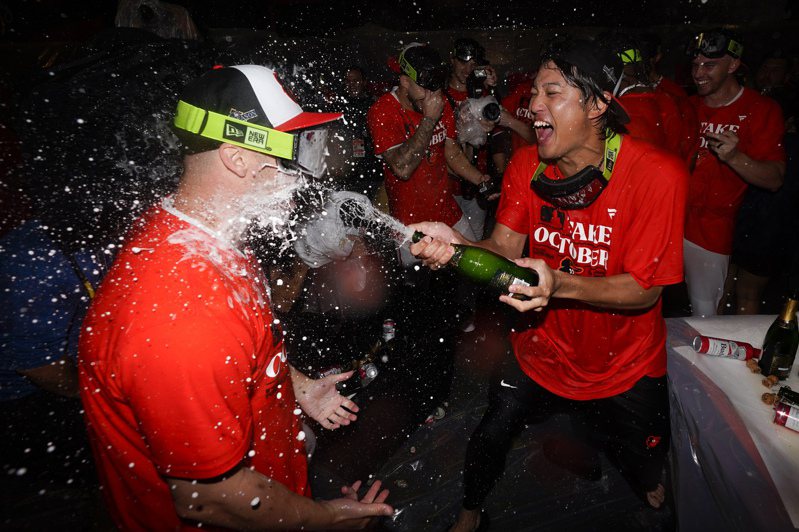 金鶯隊今天確定拿到季後賽門票，日籍投手藤浪晉太郎賽後跟著團隊一起噴香檳慶祝。 美國聯合通訊社