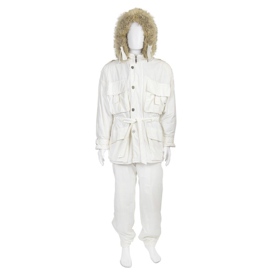 羅傑摩爾於《雷霆殺機》劇中穿著演出的白色滑雪服，估價15,000英鎊起。 圖／B...