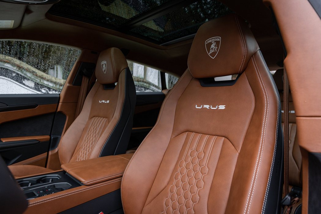 首部抵臺Lamborghini Urus S車室內部多處選以優雅奢華的Terra...