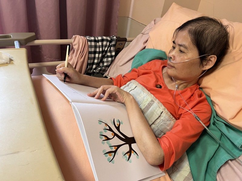 55歲蔡文娟因肺腺癌末期住進門諾壽豐護理之家接受機構式安寧療護，愛好旅遊攝影的她一圓辦展夢，在護理之家展出37張攝影作品，也鼓勵病友樂觀擁抱生命。（門諾醫院提供） 中央社