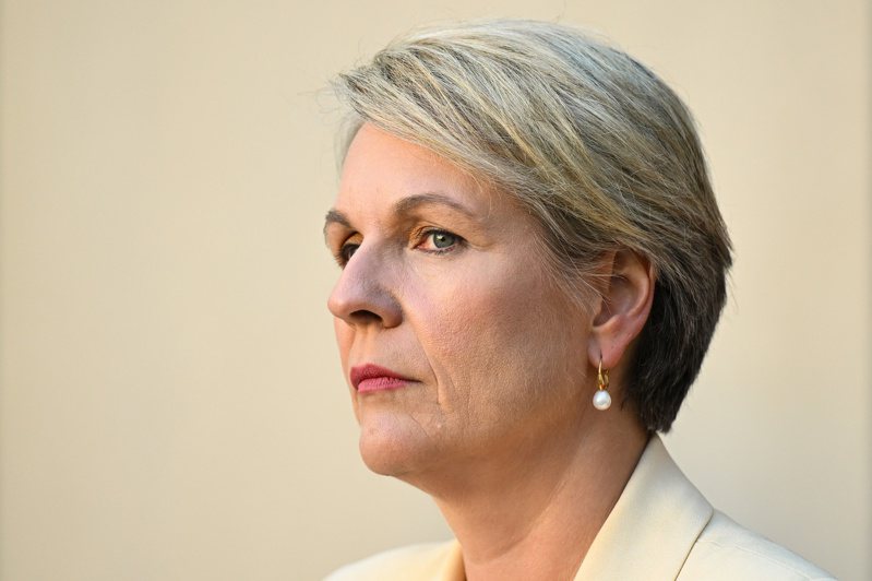 澳洲環保人士今天控告環境部長皮伯塞克，指控她無視煤礦開採帶來的氣候風險，及未善盡保護大堡礁等自然瑰寶之責，拒絕根據「大量氣候風險專家和科學證據」採取行動。歐新社