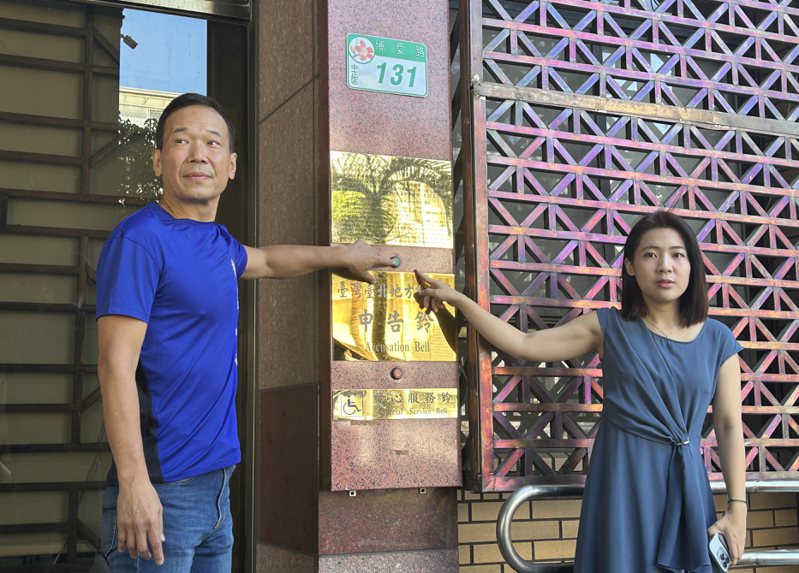 台北市議員鍾小平（左）及徐巧芯（右）赴台北地檢署，告發農業部長陳吉仲涉犯瀆職罪嫌。記者房荷庭／攝影