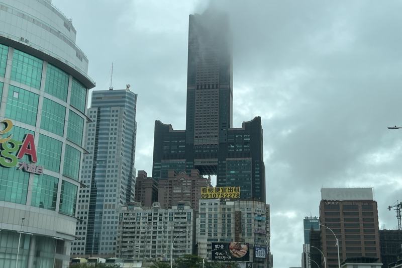 高雄85大樓曾是台灣第一高樓，卻因染黑、染黃，蒙上陰影。記者王昭月／攝影