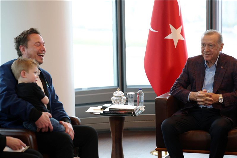 土耳其總統厄多安17日在紐約會見特斯拉執行長馬斯克。馬斯克帶著一個小男孩，據信是他兒子。網路照片