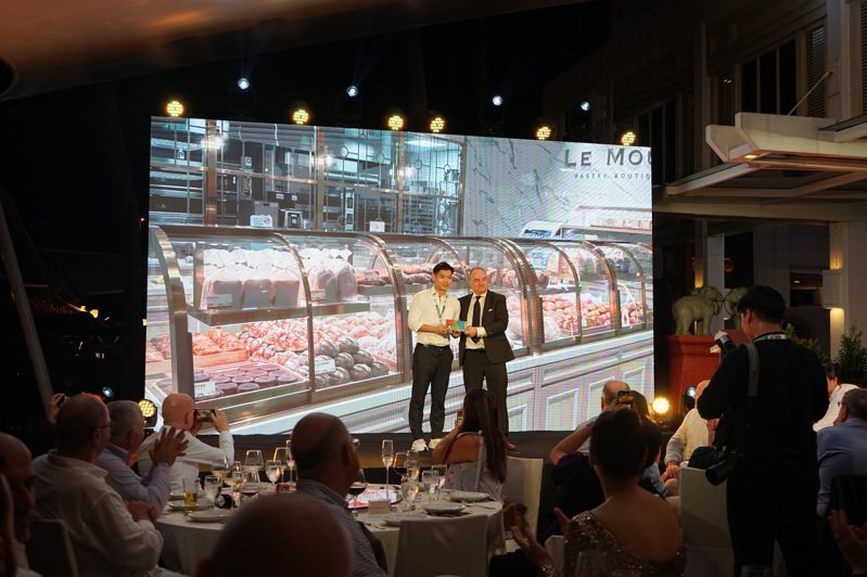 昇恆昌憑藉著疫情後全新開幕的第二航廈餐飲服務，獲頒當晚競爭最激烈的「最佳在地文化代表的機場餐飲」獎項。昇恆昌提供