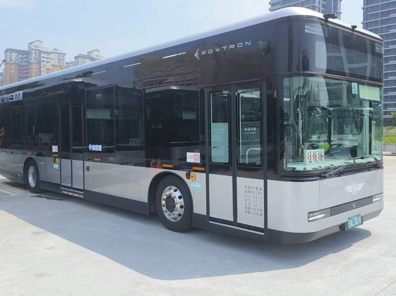 三重客運859跨區幹線13輛電動公車將在19日上線。圖／新北市交通局提供