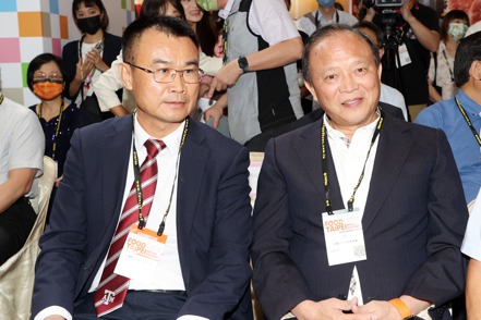 農業部長陳吉仲（左）和中央畜產會董事長林聰賢（右）19日請辭。 聯合報系資料庫