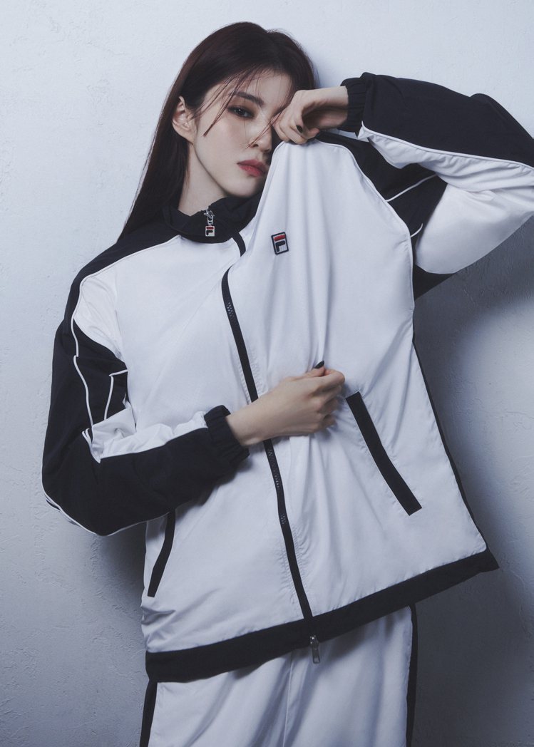 女星韓韶禧成FILA全球品牌大使，並演繹F-BOX經典Logo周年紀念服飾。圖／FILA提供