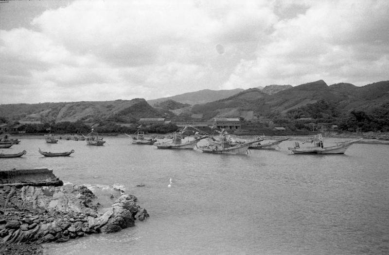 1954年9月19日，台北縣澳底漁港防波堤建築完竣，省主席嚴家淦等前往參加完工典禮。圖／聯合報系資料照片