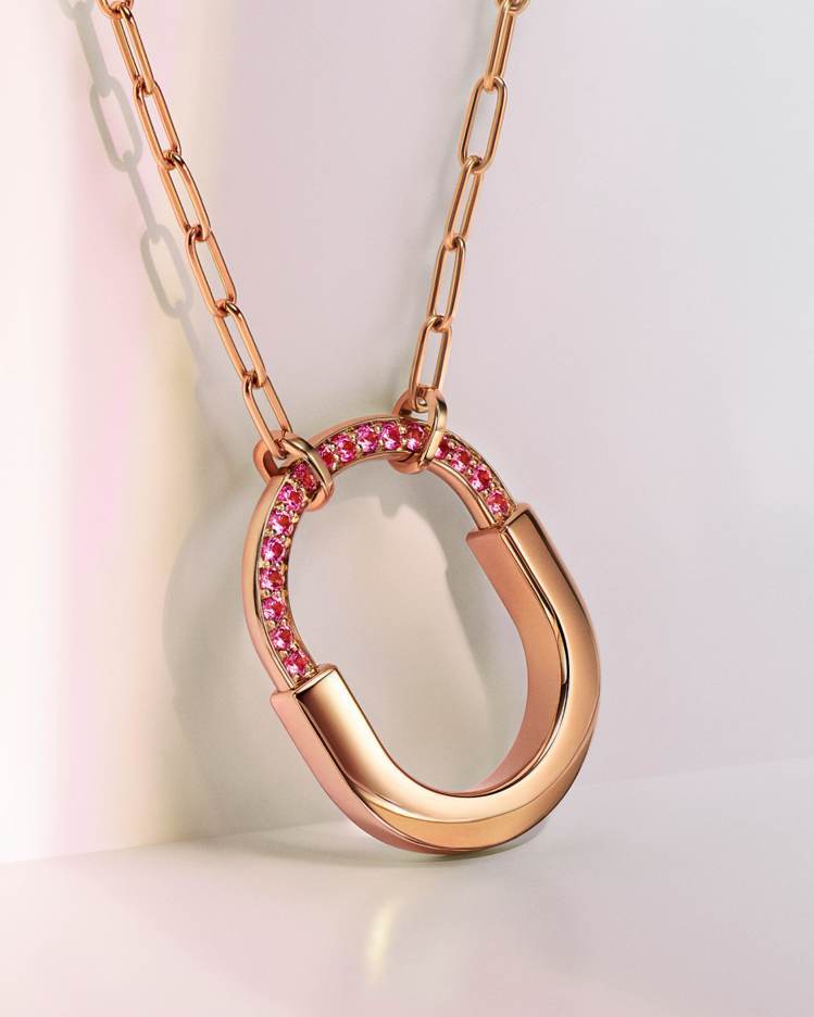 Tiffany Lock ROSE限定膠囊系列18K玫瑰金鑲嵌粉紅剛玉項鍊中型款，19萬7,000元。圖／Tiffany提供