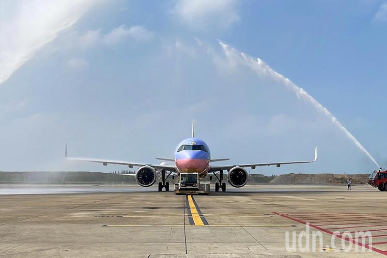 桃園機場以傳統灑水儀式，共同歡慶華航台北-熊本新航線開航。圖／華航提供