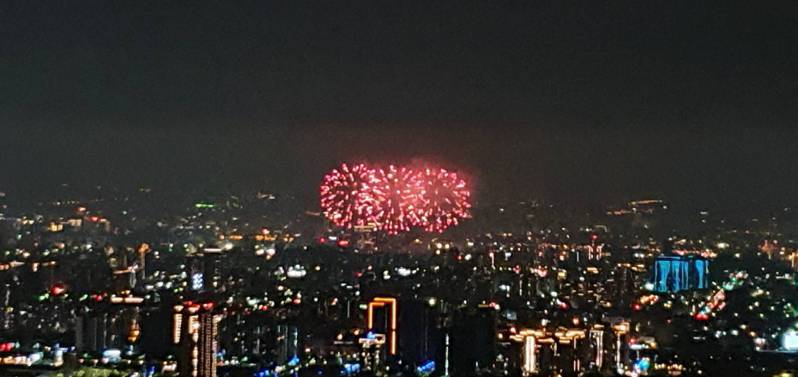 國慶焰火今晚在台中市中央公園試放，鄰近的潭子區民眾在嶺秀山莊可清楚看到。圖／民眾提供