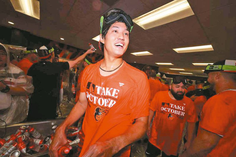 大聯盟金鶯隊取得美聯東區冠軍後，日籍投手藤浪晉太郎賽後與隊友一起噴香檳慶祝。（美聯社）
