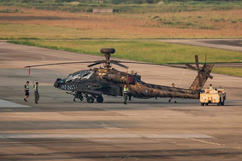 AH-64E阿帕契長弓直升機將參與營區開放操演，航特部特别首度為兩架參演的阿帕契直升機進行紀念彩繪，造型日前為航迷所目擊。圖/航迷提供