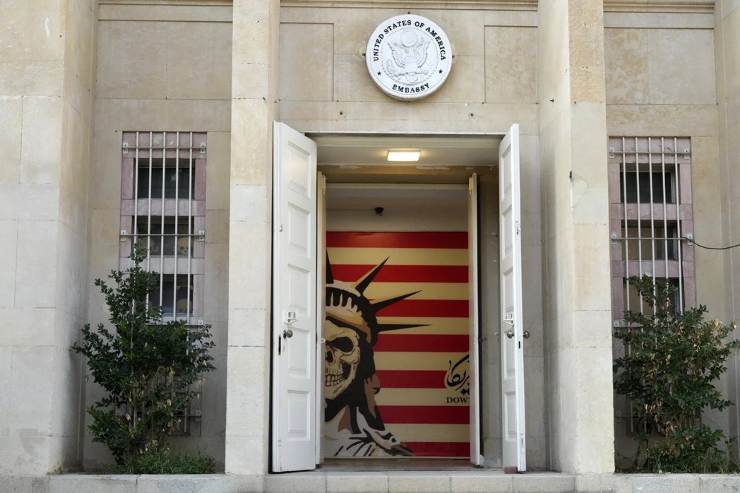 伊朗德黑蘭的前美國大使館入口，該地如今已變成反美博物館。 圖／美聯社