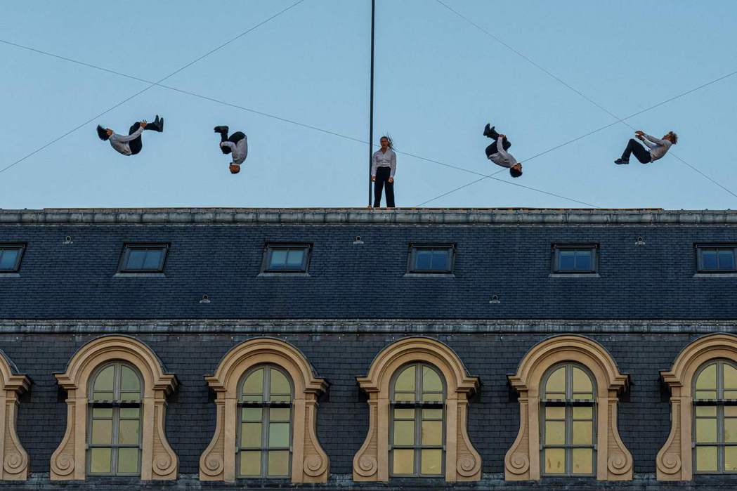 歐洲文化遺產日期間，在法國皇家宮（Palais-Royal）屋頂表演的舞者。...