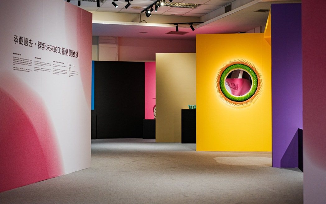 展場以多層次的分隔替不同工藝增添當代色彩。 圖／嘉義市政府文化局提供