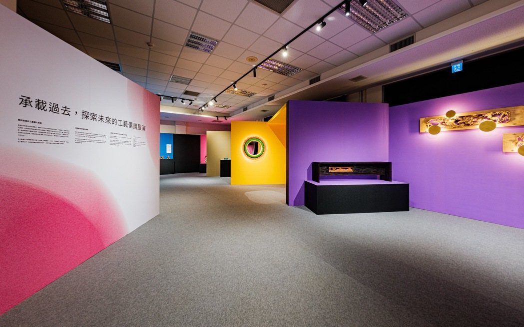展場以多層次的分隔替不同工藝增添當代色彩。 圖／嘉義市政府文化局提供