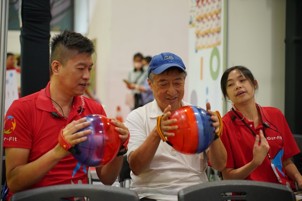 「Our-Fit」為台灣第一個主打幫助熟齡族群的熟齡俱樂部，現場示範Ｇ力球讓熟齡...