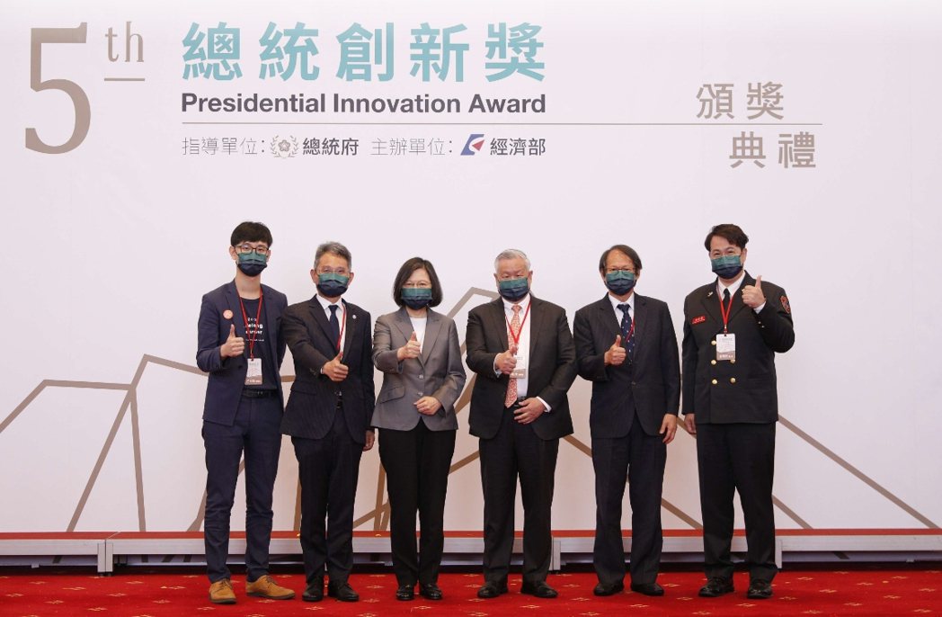 「總統創新獎」是我國獎勵創新的最高榮譽，圖為蔡總統與第五屆得獎人合影。 經濟部/...
