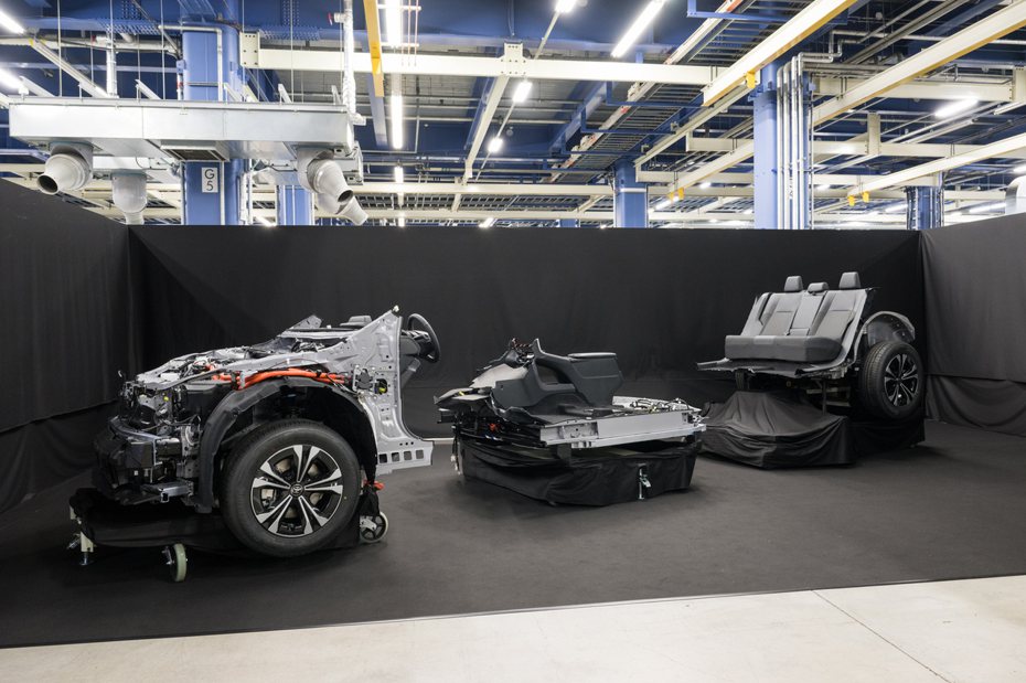 豐田也展示一體式壓鑄技術，下一代電動車將用三個模組化的部件構成。 摘自Toyota