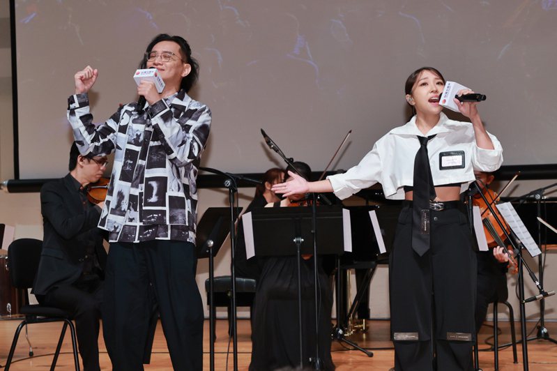 「2023台灣大哥大日月潭花火音樂會」下午在台北舉行記者會，宣布以「Gen. AI　綻燃•愛」為主題。準歌后接班人艾薇（右）、實力唱將卓義峯（左）出席記者會。記者林伯東／攝影