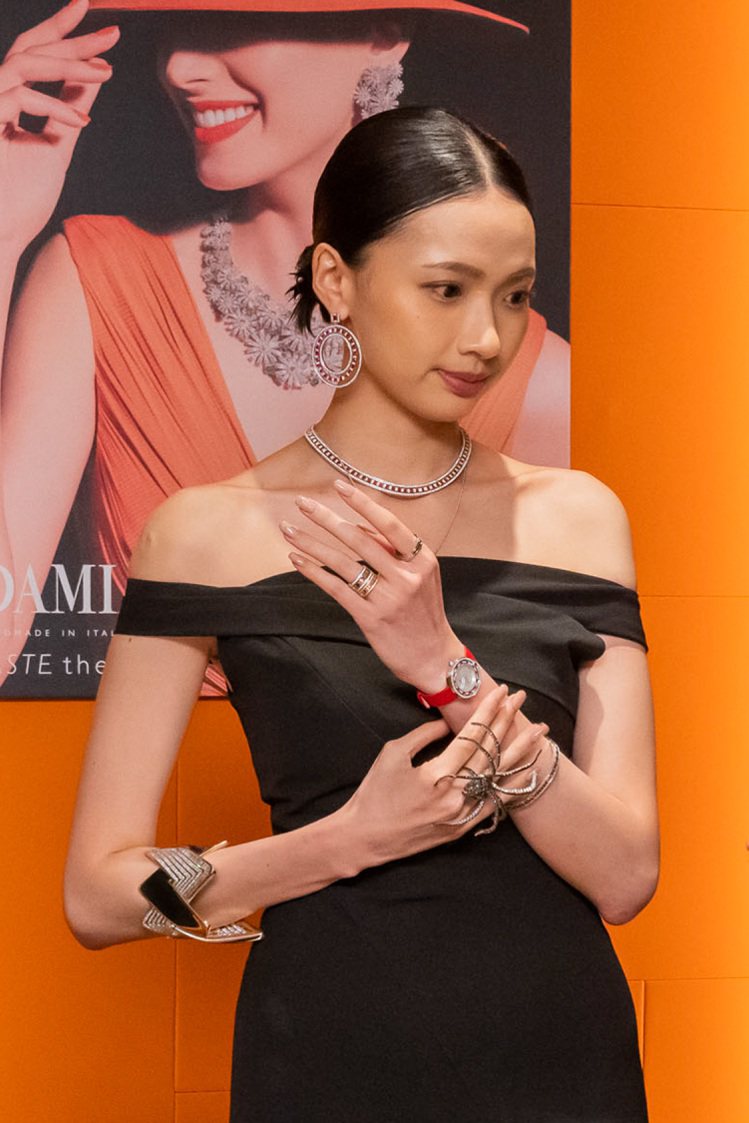 名模展示DAMIANI Masterpiece Belle Époque美好年代系列紅寶石高級訂製項鍊、耳環與鑽表。圖／台灣戴美安妮提供